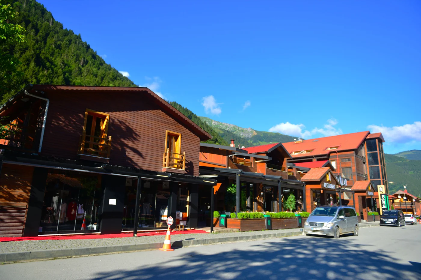 İnanlar Deluxe Hotel ve restoranının dış cephesi