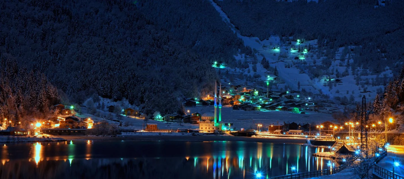 Uzungöl’de akşam ışıklarının göle yansıması