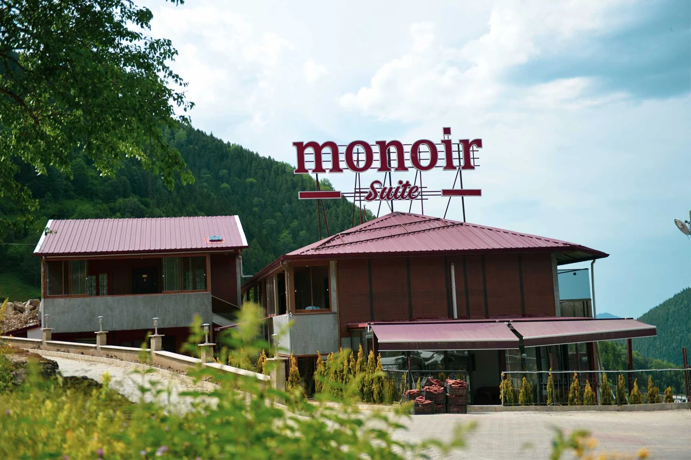 Monoir Suite’in dağların önündeki binası